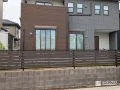道路からの視線を優しく和らげ開放感も保つ目隠しフェンス工事