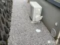 石灰砂利で雑草対策をした犬走り