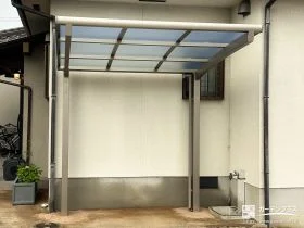 雨や強い日差しから自転車を守るサイクルポートの設置工事