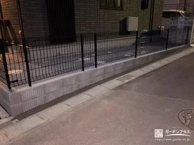 敷地をすっきり区切る境界フェンスと土留め[施工後]
