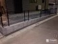 敷地をすっきり区切る境界フェンスと土留め