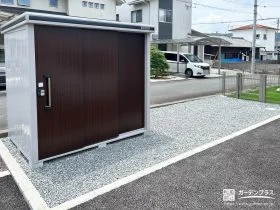 収納と雑草対策をまとめて叶える木目調の物置まわり整備工事