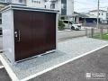 収納と雑草対策をまとめて叶える木目調の物置まわり整備工事