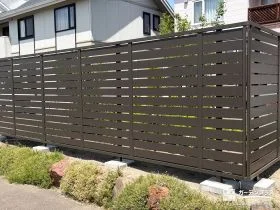 道路からの視線を程よく遮る横格子の目隠しフェンス設置工事