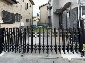 駐車スペースをしっかり仕切る伸縮カーゲートと立水栓設置工事