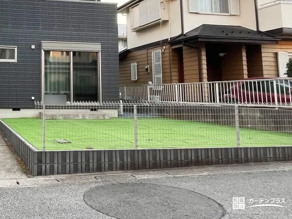 緑をきれいに保ちながら雑草対策をする人工芝のお庭整備工事