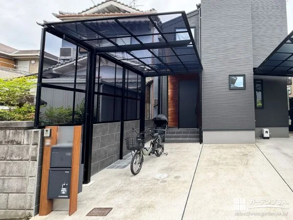 雨除けと横からの視線対策を兼ねたサイドパネル付き屋根設置工事