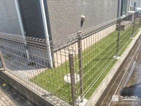 人工芝で明るく整えたお手入れしやすい犬走り[施工後]