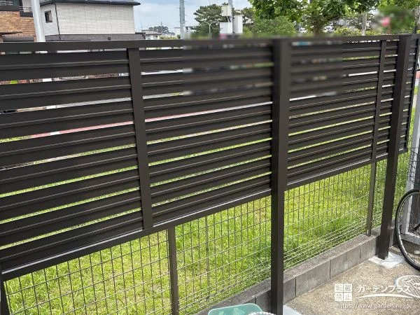 視線を遮りながら緑のある犬走りをすっきり整える外構工事