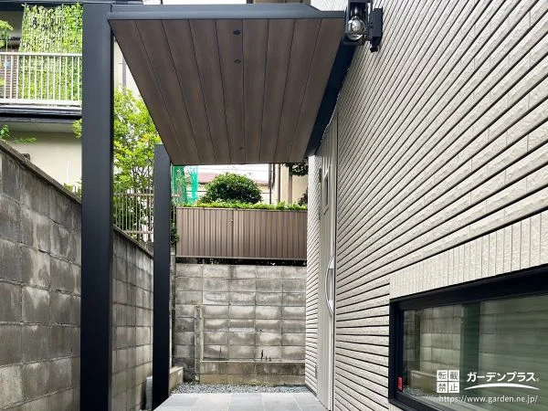 木調天井が空間に温もりを添えるスタイリッシュなテラス屋根工事