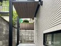 木調天井が空間に温もりを添えるスタイリッシュなテラス屋根工事