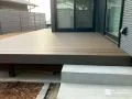 柔らかな木調のウッドデッキ