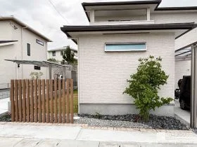 木目調の角柱で道路からの視線を程よくカット[施工後]
