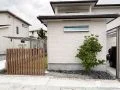 木目調の角柱で道路からの視線を程よくカット
