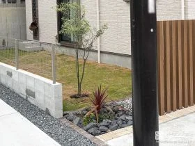 石の風合いと個性的な植栽で足元に彩りをプラス[施工後]