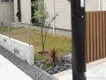 石の風合いと個性的な植栽で足元に彩りをプラス