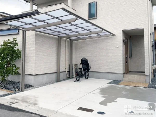 カーポートと植栽が調和する機能的で彩り豊かな新築外構工事