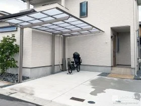 カーポートと植栽が調和する機能的で彩り豊かな新築外構工事