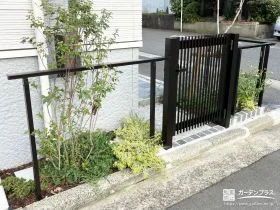 門扉と手すりを備え植栽が優しく迎える玄関アプローチ工事