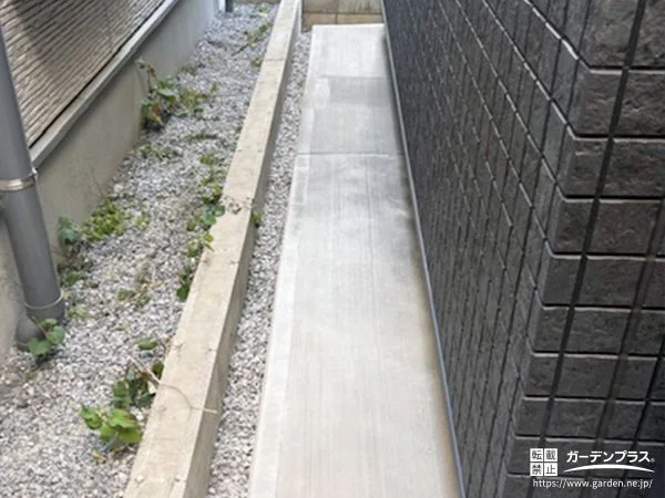 細い犬走りをすっきりさせてお手入れしやすく整える舗装工事