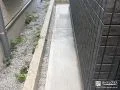 細い犬走りをすっきりさせてお手入れしやすく整える舗装工事