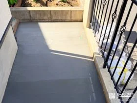 足元がすっきり整った駐輪スペース[施工後]