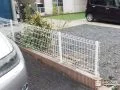 白いフェンスとブラウンのブロックで景観に馴染む境界づくり工事