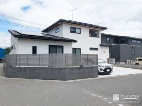 視線を遮りながら外観に馴染む目隠しフェンス