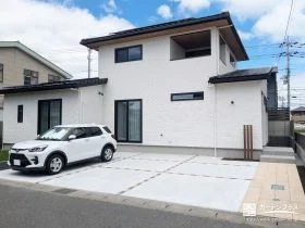 白を基調としたお住まいに調和するナチュラルモダンな新築外構