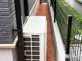 カラー砂利で明るく整えた犬走り[施工後]