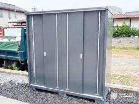 屋外で使う道具もまとめて収納する物置[施工後]