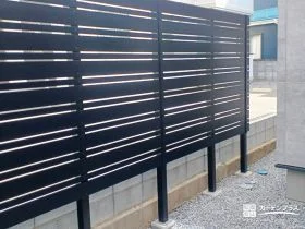 外構のアクセントにもなる目隠しフェンス[施工後]