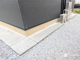 2種類の舗装で使い勝手を高める犬走り[施工後]
