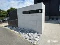 黒い外壁に映えるホワイトのタイル門柱