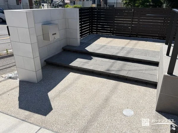 浮き階段が魅せる高級感のある玄関ポーチ