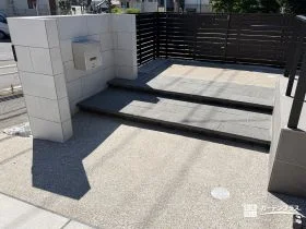 浮き階段が魅せる高級感のある玄関ポーチ