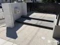 浮き階段が魅せる高級感のある玄関ポーチ