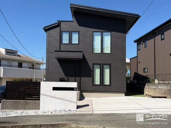 黒と白を効果的に使い分けたモダンな新築外構