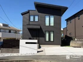 黒と白を効果的に使い分けたモダンな新築外構