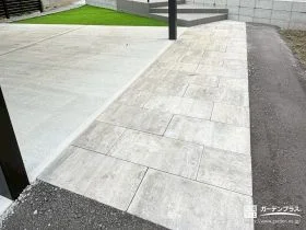 存在感のある大判平板が美しいアプローチ[施工後]