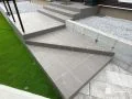 踏面を広く確保した玄関ポーチ階段