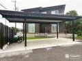 屋根延長した大型カーポートが目を引く新築外構