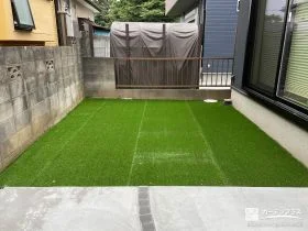緑鮮やかな人工芝が映えるお庭[施工後]