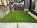 緑鮮やかな人工芝が映えるお庭