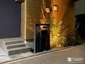 夜の玄関前を美しくライトアップ
