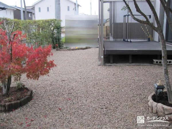既存の植栽を活かして雑草のお悩みを軽減する砂利敷設工事
