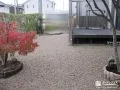 既存の植栽を活かして雑草のお悩みを軽減する砂利敷設工事