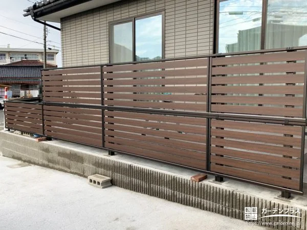 木目調フェンスで視線を遮り落ち着いた雰囲気をプラスした工事