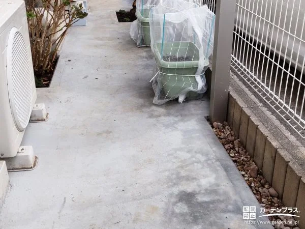 雑草とぬかるみを抑えて終え手入れしやすく整えた犬走り舗装工事
