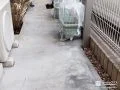 雑草とぬかるみを抑えて終え手入れしやすく整えた犬走り舗装工事
